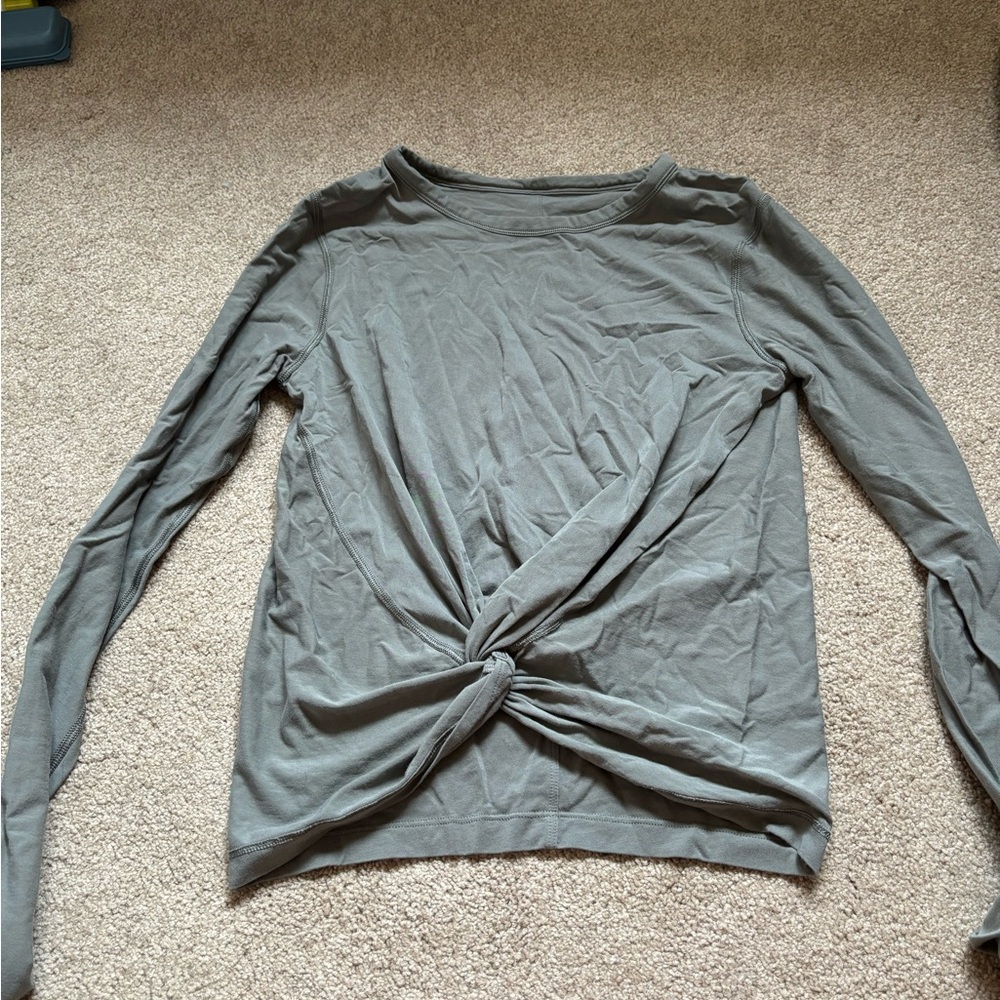 Lululemon long sleeve size 6